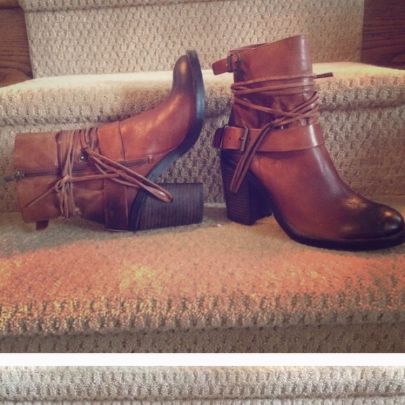 Beautiful Cognac brown colored Vince Camuto Booties.. - Picture 1 of 10